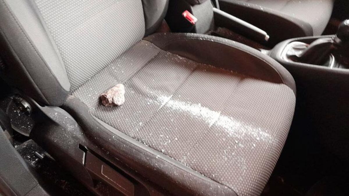 Arrojaron una piedra al auto de una familia que iba por la Circunvalación de Córdoba: el relato de la madre