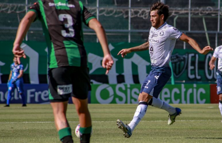 Mauricio Asenjo, delantero de Independiente Rivadavia.