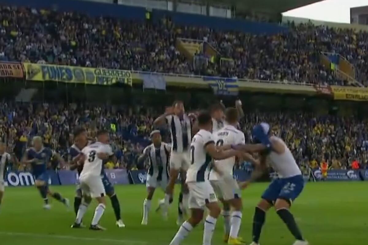 ¿Efecto reclamos? Talleres pierde por dos penales, el segundo tras chequeo en el VAR; y quedó con 10