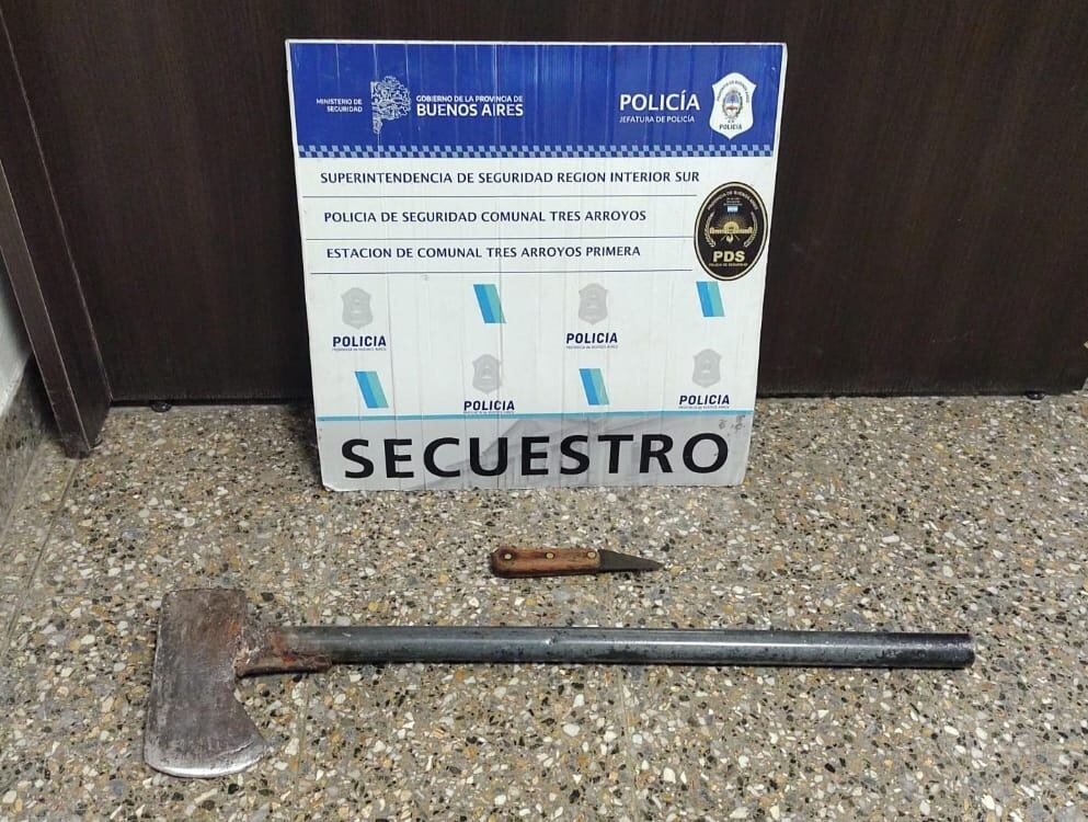 rompió con un hacha la puerta de su ex y se le secuestró un cuchillo