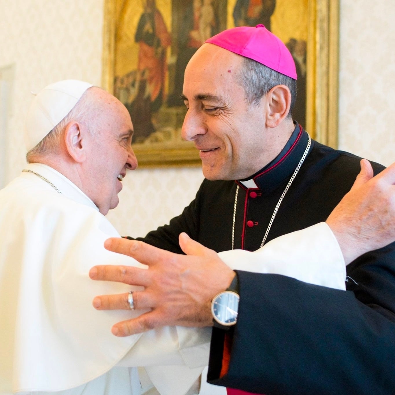 Víctor Manuel Fernández y Francisco abrazados.