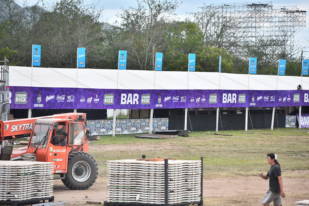 Previa del festival de Rock Cosquín Rock 2023 en el predio del aerodromo de Santa María de Punilla. (José Gabriel Hernández / La Voz)