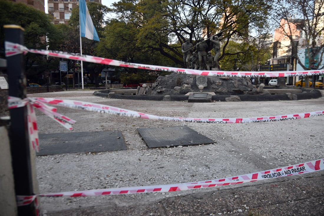 Robaron el portón del Monumento a los Héroes de Malvinas en la plaza de la Intendencia, Córdoba. (Pedro Castillo/ La Voz)