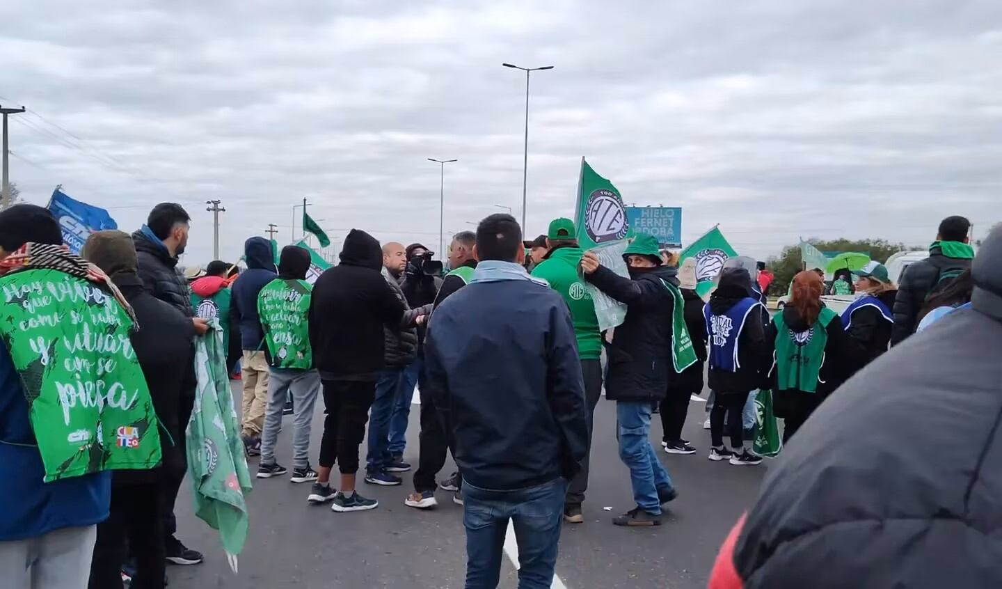 Gendarmería busca desalojar el bloqueo de ATE del acceso al aeropuerto