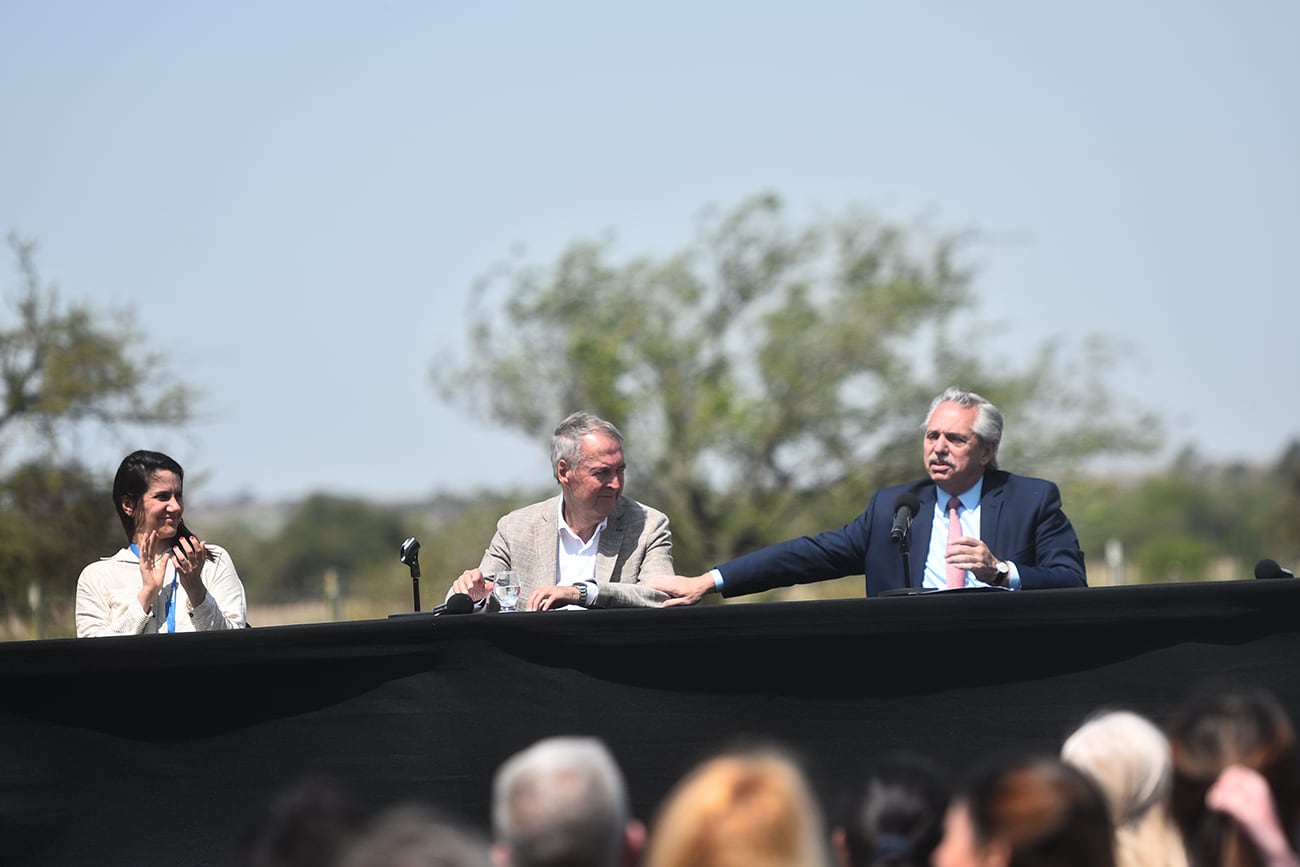 El Presidente de la Nación Alberto Fernández  participó en un acto junto al Gobernador Juan Schiaretti en la sede de la Conae para la firma del contrato entre la Comisión Nacional de Actividades Espaciales (Conae) y la empresa VENG que permitirá avanzar en el desarrollo del lanzador argentino de satélites Tronador II en el Centro Espacial Teófilo Tabanera (CETT). Foto Pedro Castillo