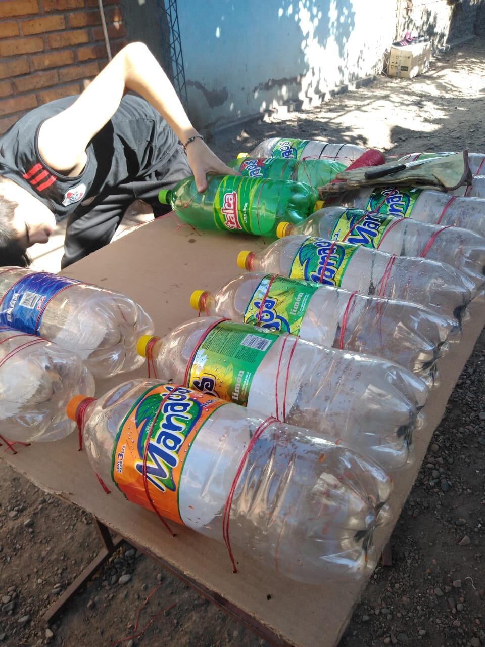 Daiana y Agustín, construyen casas reciclables para perros de la calle.