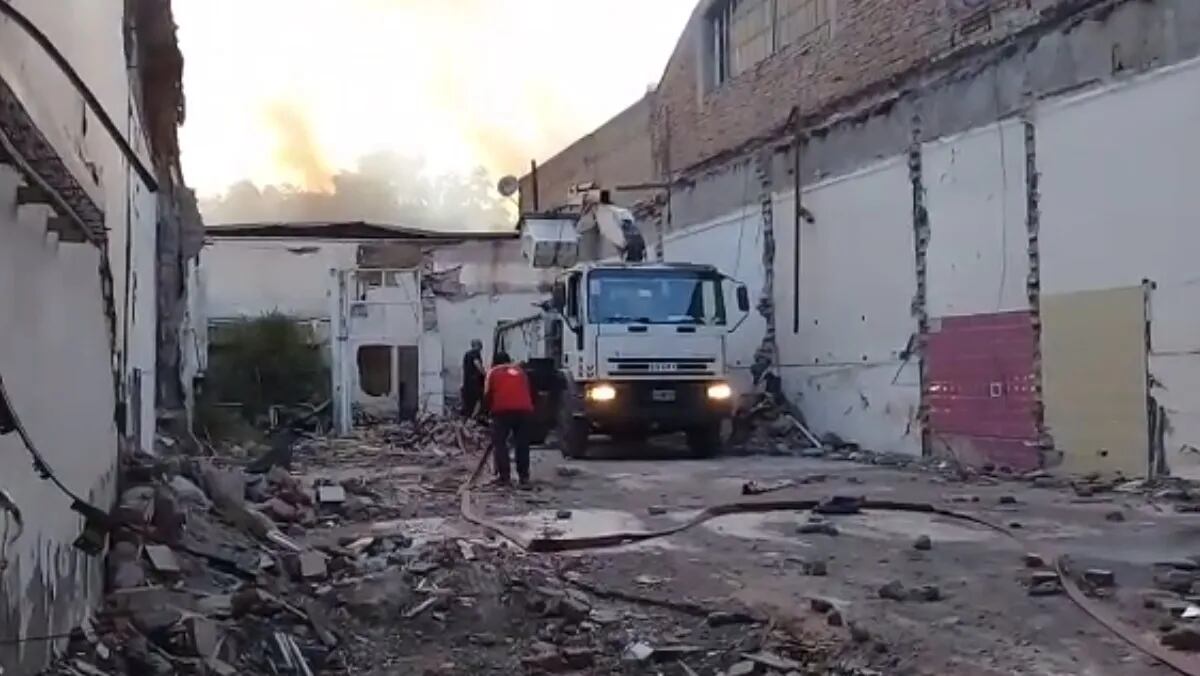 Los bomberos tuvieron que encontrar otras entradas a la feria ya que la principal tenía la persiana bloqueada por el fuego. 