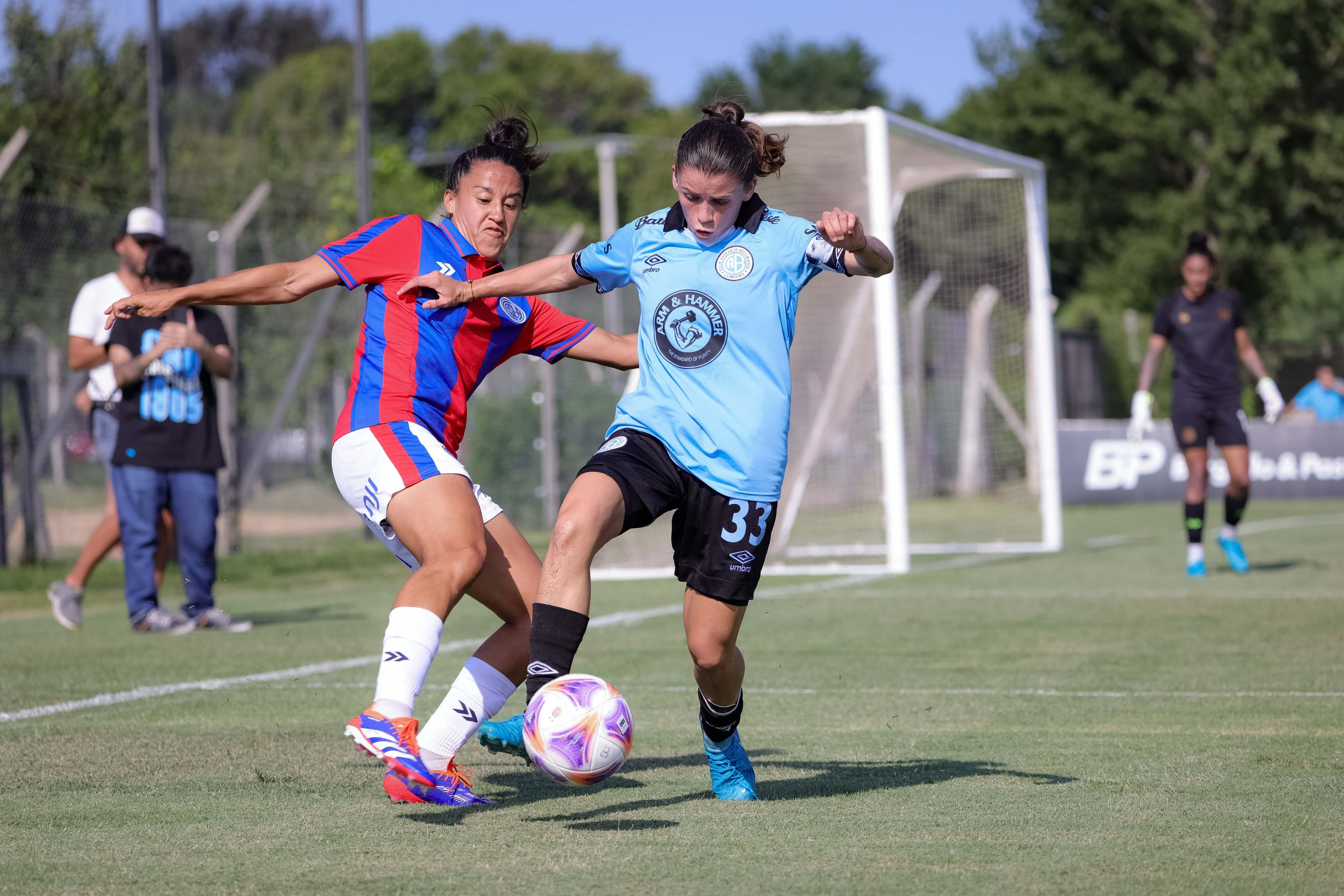 Milagros Vargas domina la pelota. El Pirata juega ante San Lorenzo en el predio Armando Pérez (Prensa Belgrano).