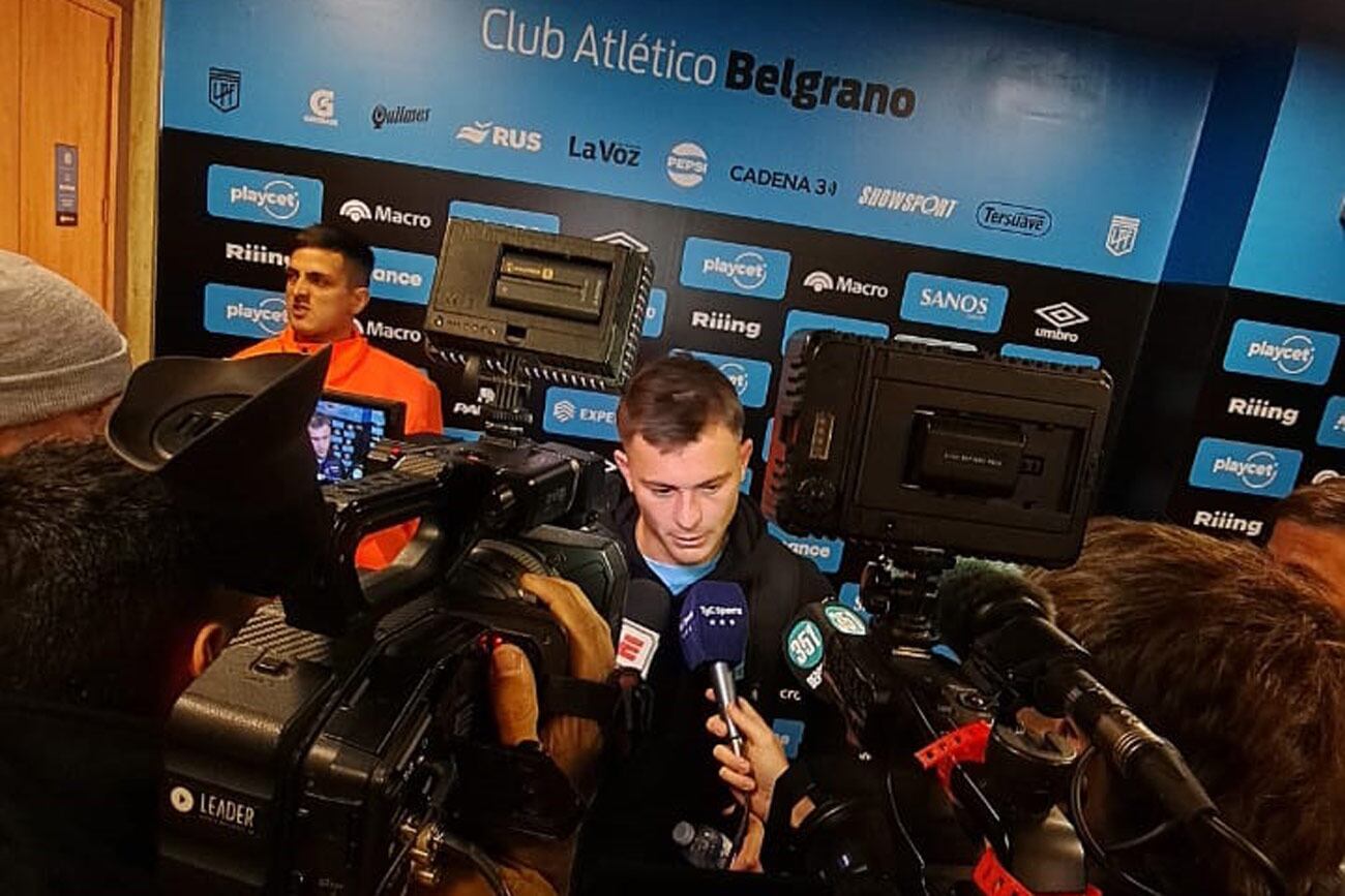 Santiago Longo en la zona de atención a los medios en el estadio Gigante de Alberdi de Belgrano. (La Voz)