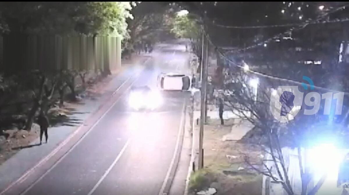 Córdoba: así fue el impresionante vuelco de un auto en Costanera Sur