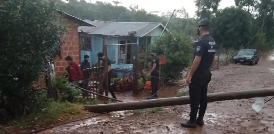 Efectivos policiales debieron asistir a varias familias en San Pedro.