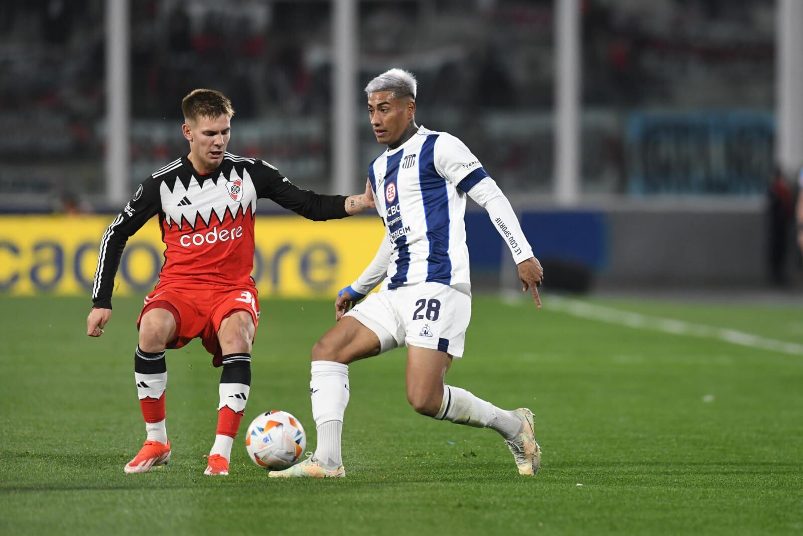 Talleres y River, en el duelo de ida por los octavos de final de la Libertadores, en el Kempes. (Facundo Luque / La Voz)