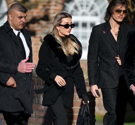 La novia de Liam Payne en su funeral.