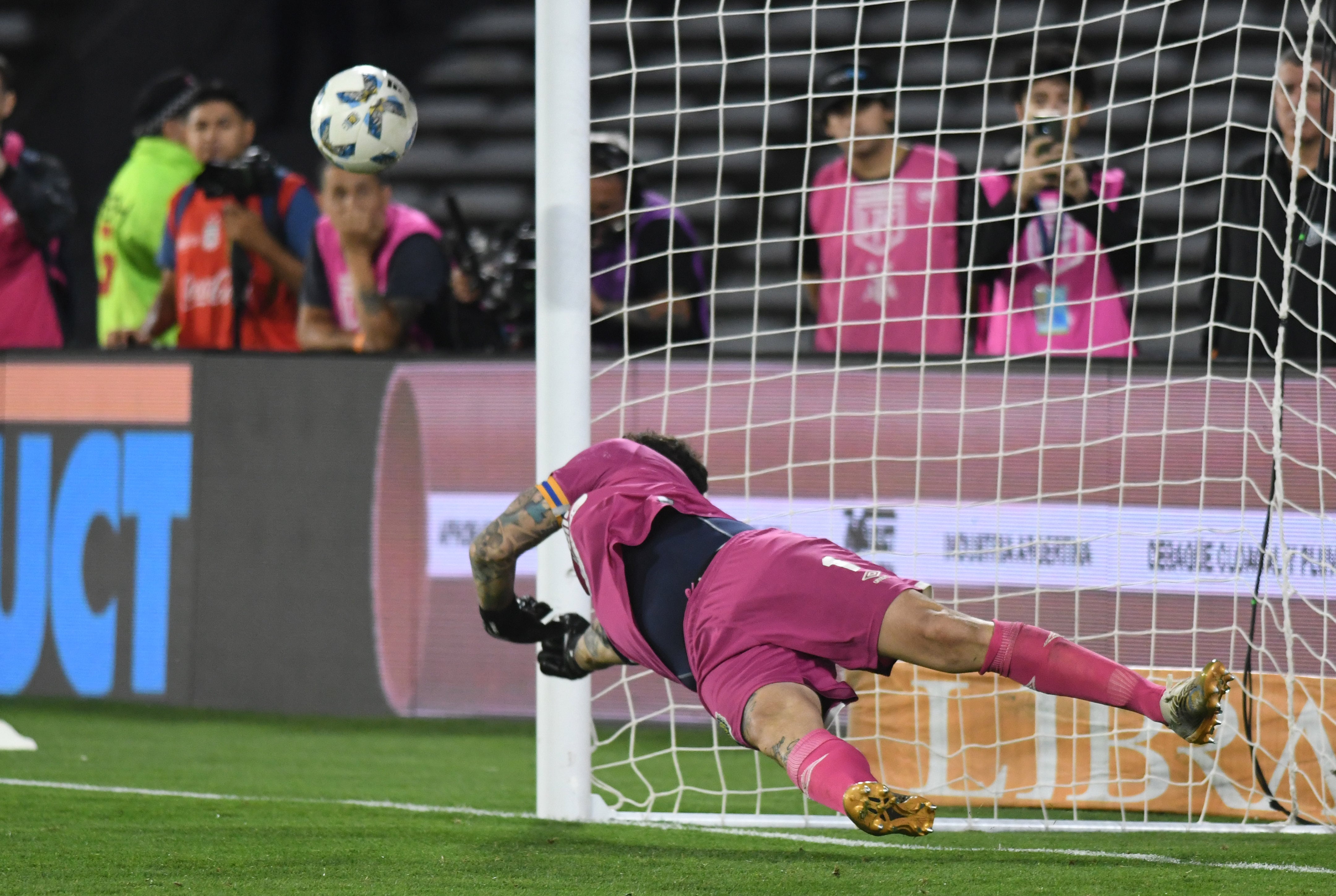 El arquero Jorge Broun tapa un penal ante River. Fue figura. (Fotobaires).