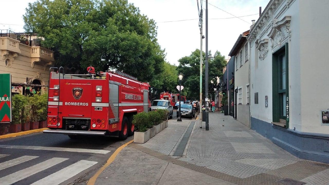 Los bomberos pudieron acercarse al lugar en horas de la mañana de este martes, minutos después de haberse iniciado las llamas. Twitter @solotransito