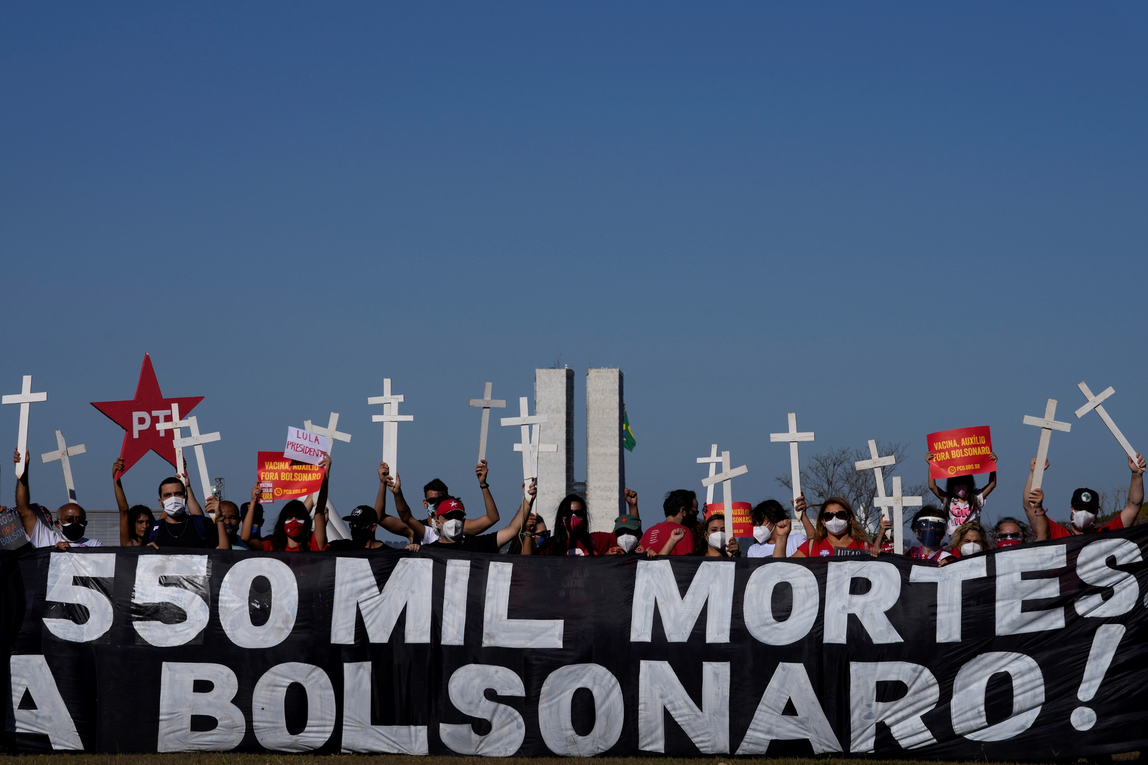 En las protestas recordaron las más de 500 mil muertes por coronavirus.