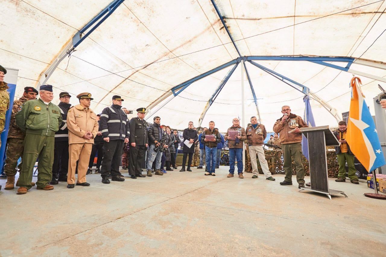 Tradicional carpa en la Plaza Islas Malvinas