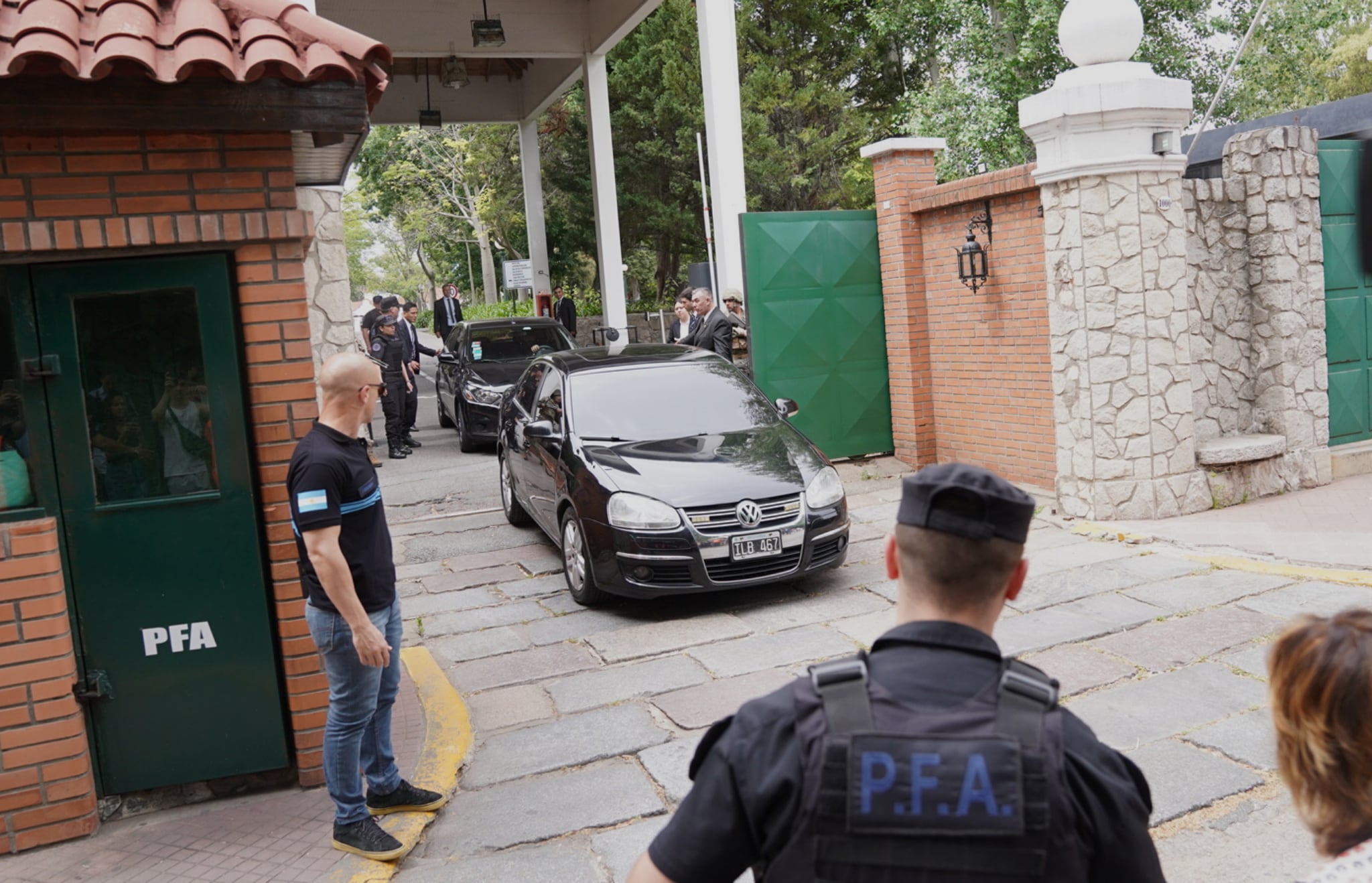 Javier Milei saliendo de la Quinta de Olivos tras la reunión con Alberto Fernández.