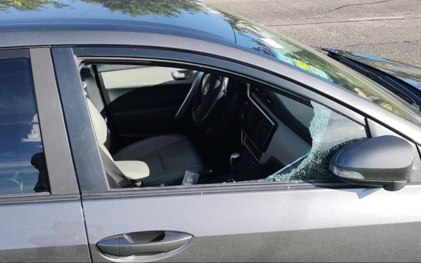 Así quedó el auto del hincha de Estudiantes.