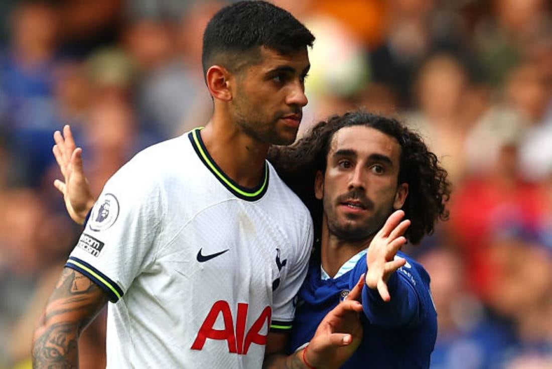 Cristian Romero frente al jugador del Chelsea, Marc Cucurella (AP)