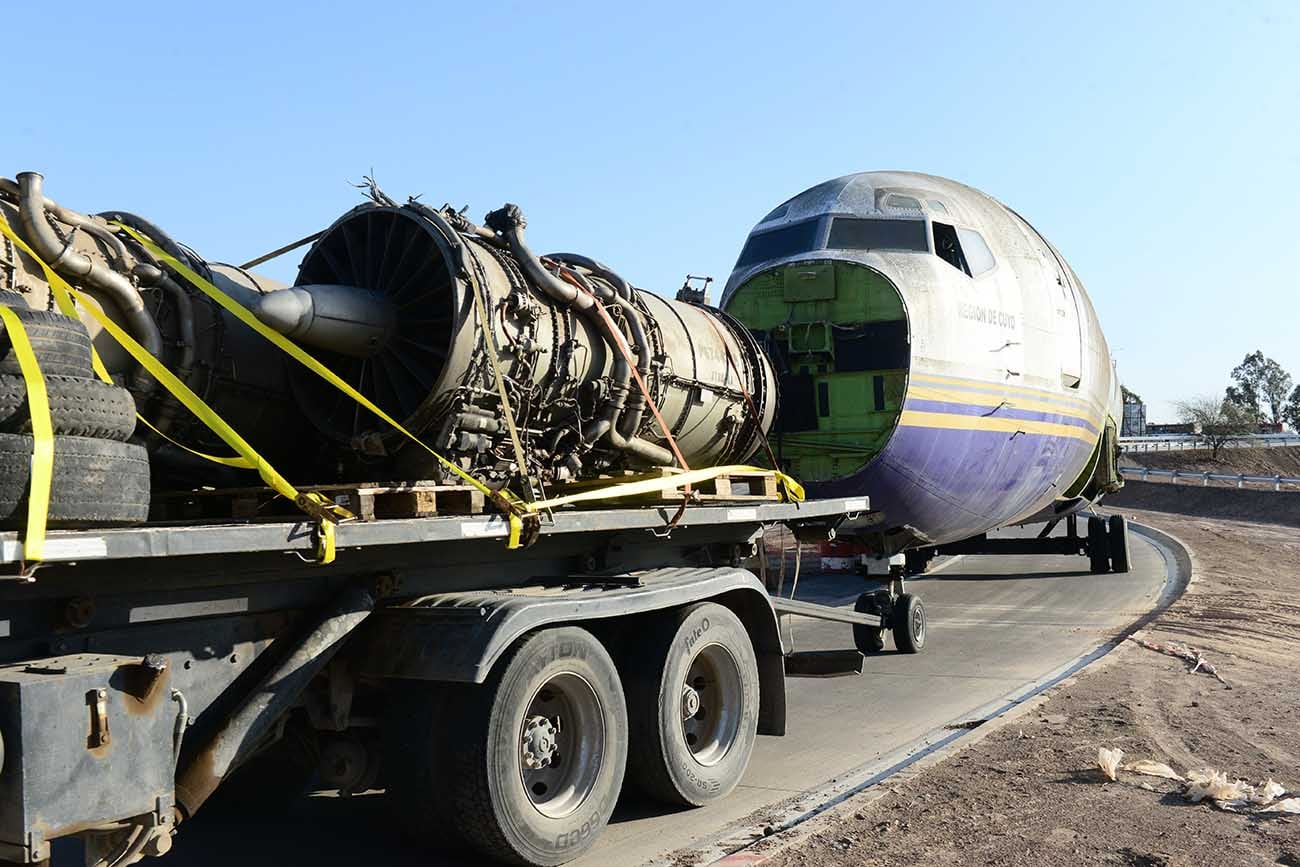 El avión que será bar en Oncativo fue trasladado y se quedó encajado debajo de un puente en la Circunvalación. (José Gabriel Hernández / La Voz)