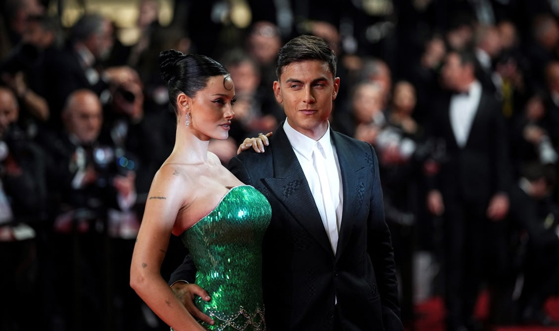 Dybala y Oriana se robaron los flashes este lunes en Cannes (Foto: AP).