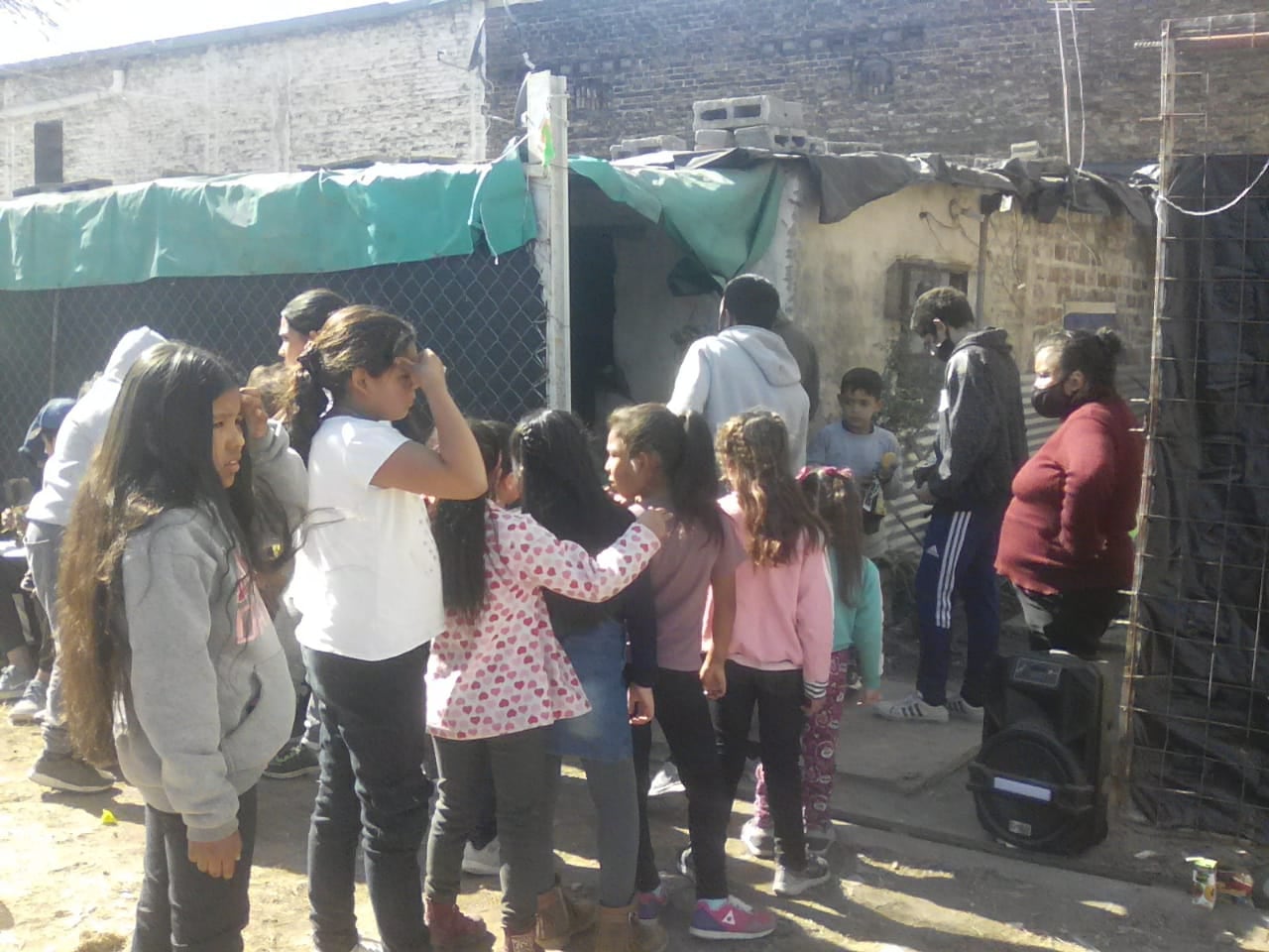 Los niños y niñas del lugar celebraron con juguetes y chocolate caliente.