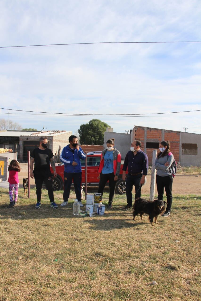 La Municipalidad entregó pintura y elementos deportivos a la Escuelita de Fútbol del Barrio Ranchos