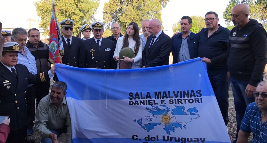 Familiares de soldado entrerriano recibieron el casco que usó en Malvinas