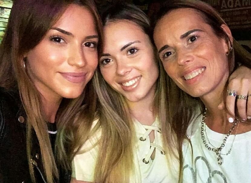 Cande y Agustina Agazzani con su mamá en 2018.