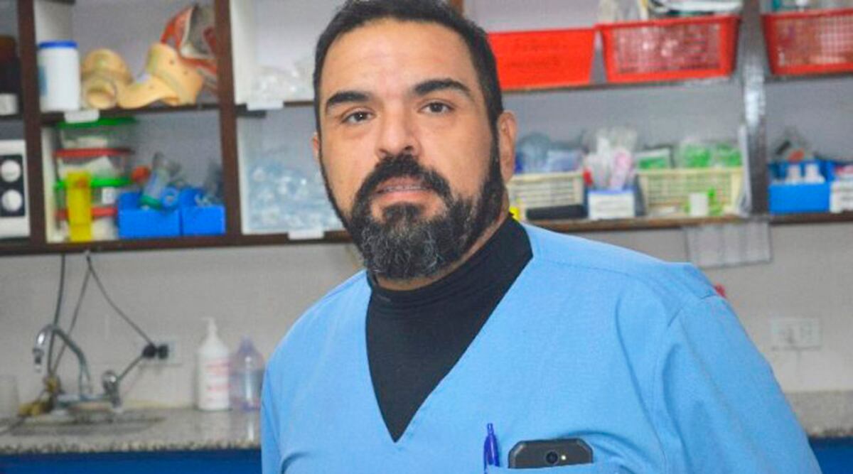 Echaron al director del hospital de Intendente Alvear por vacunar al jefe comunal