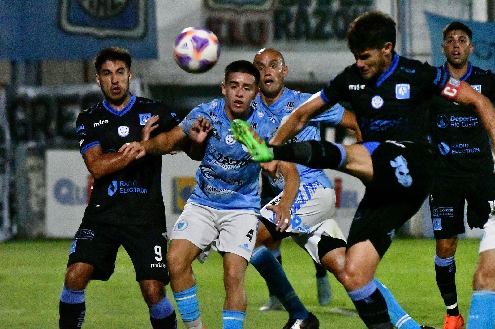 Estudiantes de Río Cuarto ganó un partido clave y sigue prendido arriba. (foto:Tomás Fragueiro/La Voz)