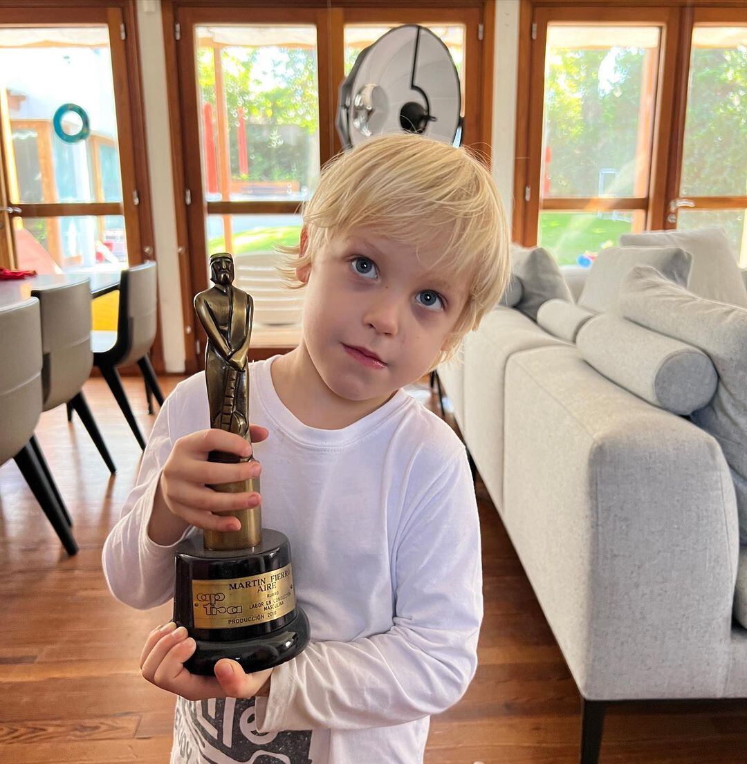 Mirko con el Martín Fierro de su papá.