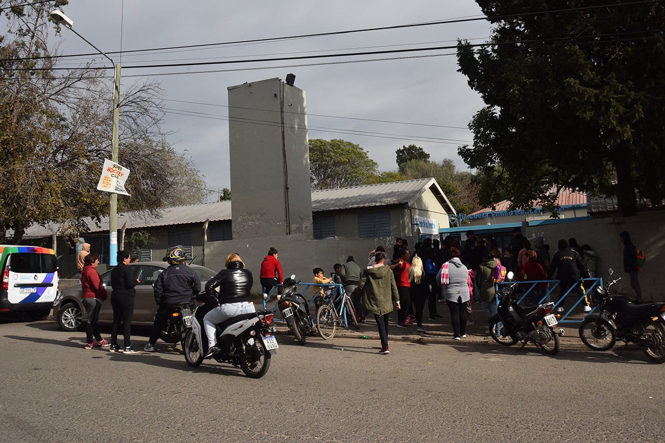 Padres denuncian abusos en la escuela municipal Emilio Baquero Lazcano, de barrio Villa Urquiza, Córdoba.