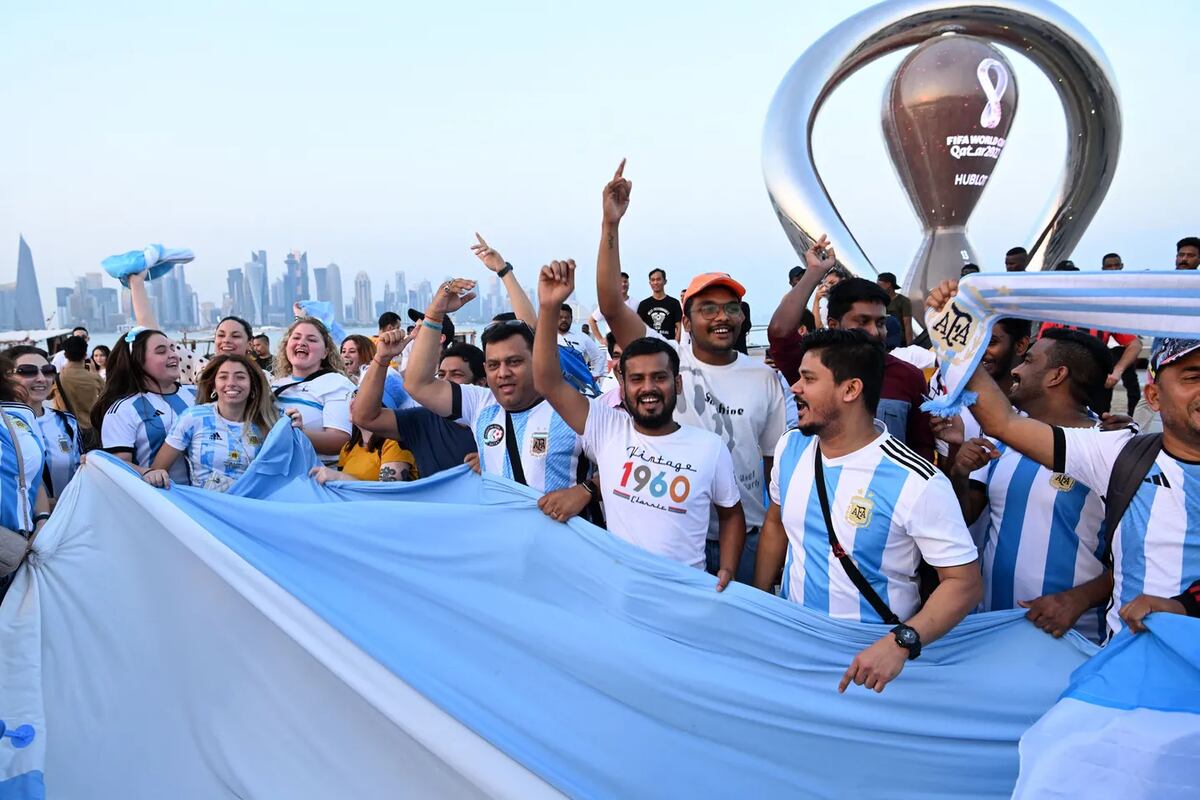 Ya se hace notar el fanatismo de los hinchas argentinos en Qatar, y organizaron el primer banderazo
