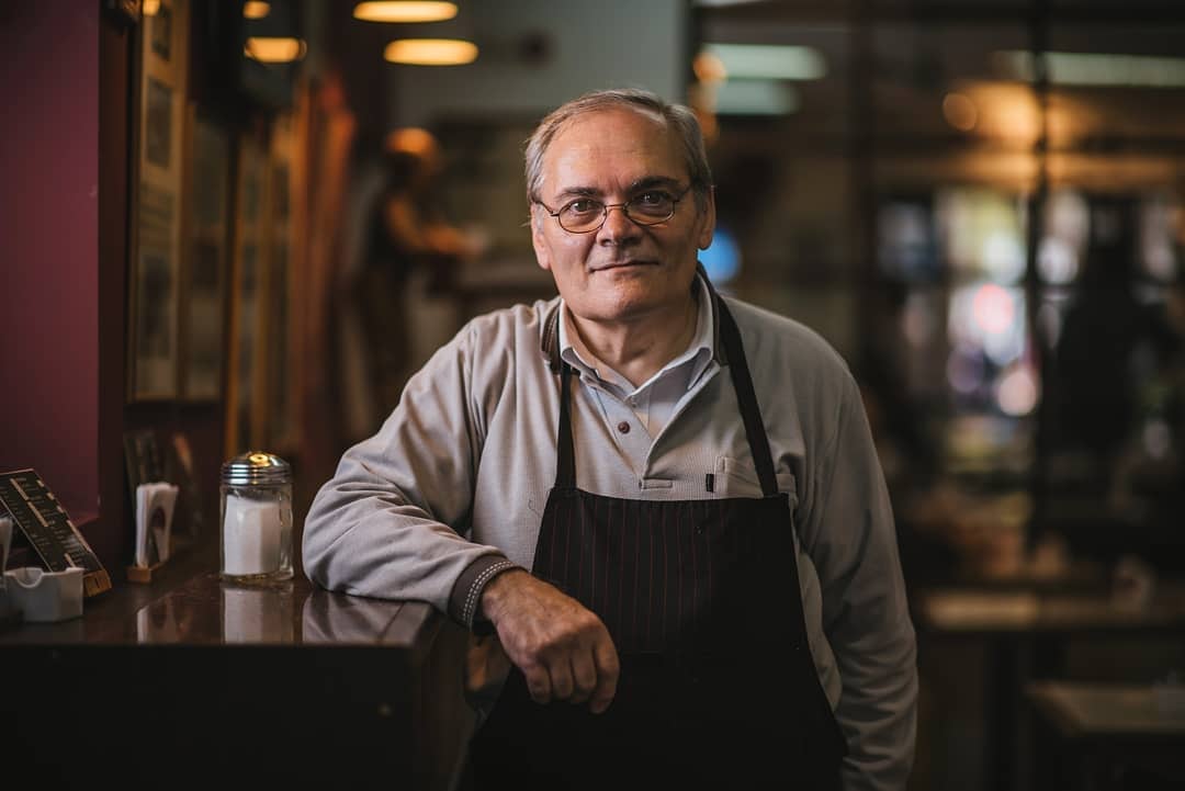 El mozo de uno de sus cafés preferidos. 