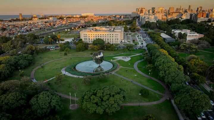 Ubicada en el barrio porteño de Recoleta, en la Plaza de las Naciones Unidas, impacta por su tamaño y belleza.