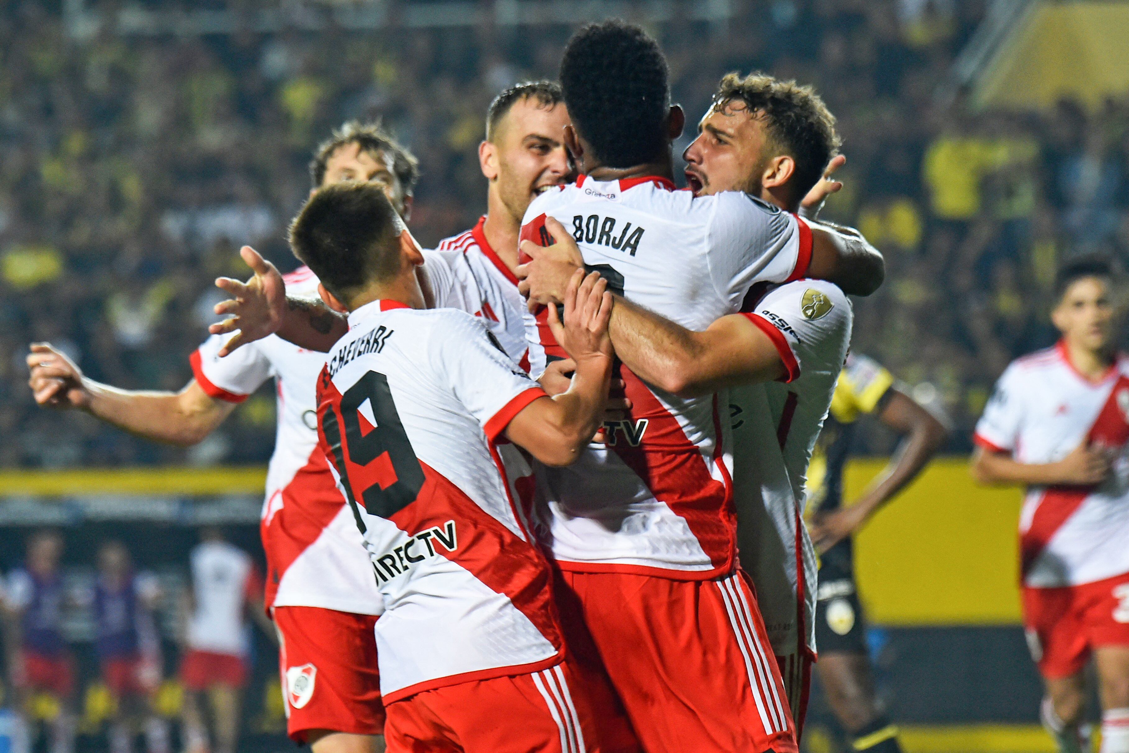 NOTICIAS ARGENTINAS BAIRES, 
ABRIL 2: Festejo de River 
durante el partido ante 
Deportivo Táchira. Foto NA: 
CONMEBOL