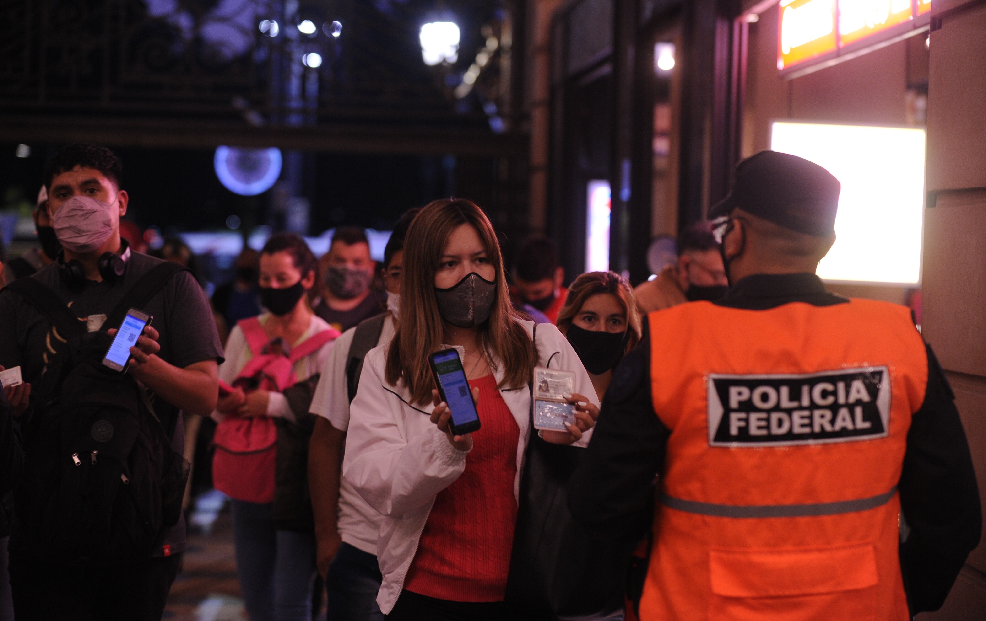 Tras el ascenso de casos, otras de las medidas fue la de incrementar los controles en el transporte público.