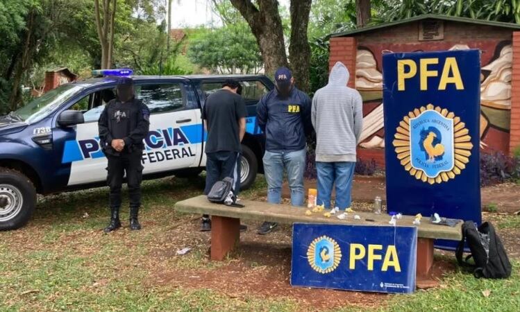 Dos presuntos “dealers” detenidos en Puerto Esperanza tras ser sospechados de intentar vender estupefacientes a estudiantes.