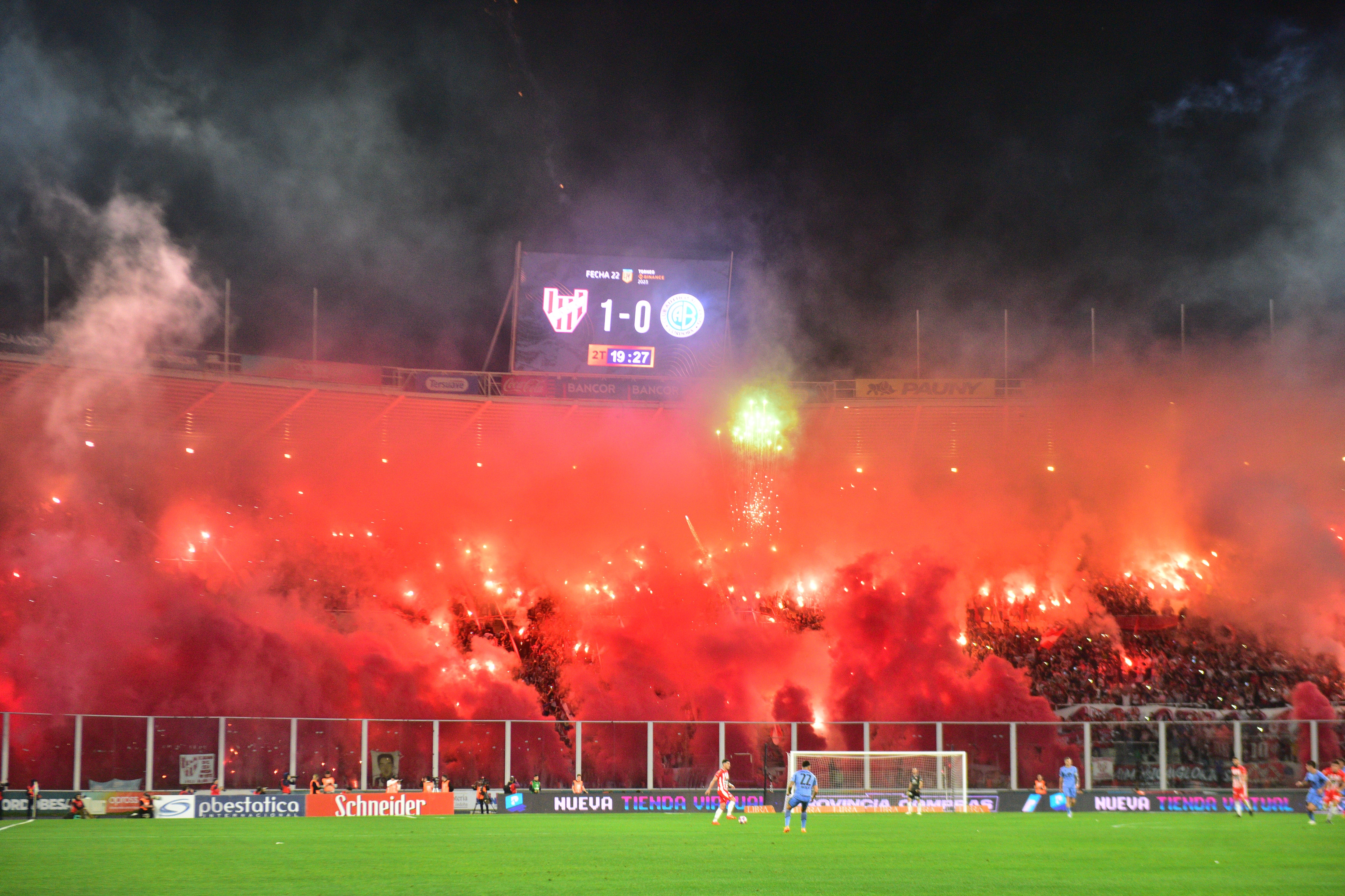 Las hinchadas de Instituto y un show en el segundo tiempo del clásico que se jugó en el estadio Kempes. (Ramiro Pereyra / La Voz)