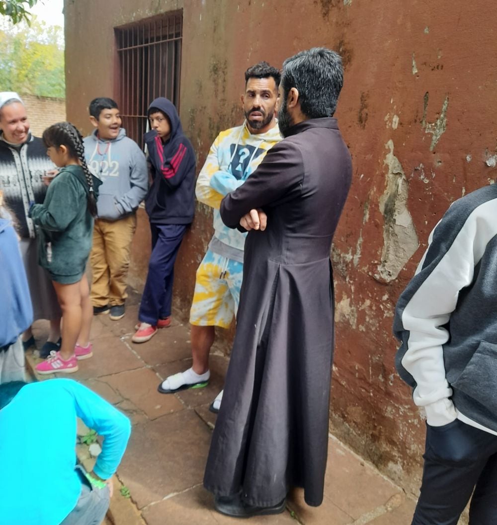 Carlos Tevez vivió una emotiva jornada junto a niños de un hogar de Corrientes.