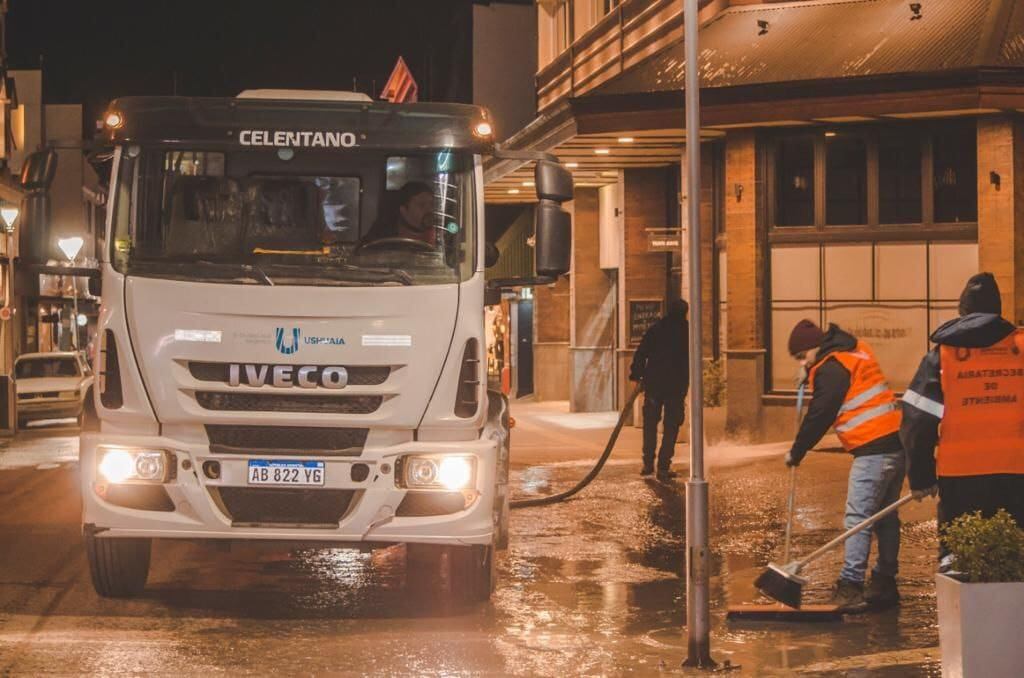 Continúa el operativo de barrido y limpieza de las veredas del circuito céntrico