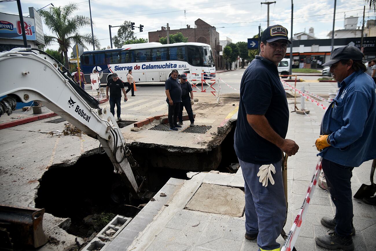 La avenida Vélez Sarsfield volvió a ceder en la esquina con la calle Lázaro Langer. (Pedro Castillo / La Voz)