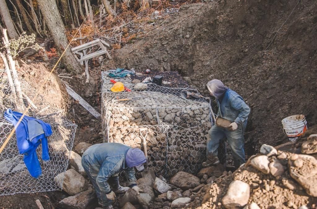 Los trabajadores municipales están en etapa de construcción de gaviones.