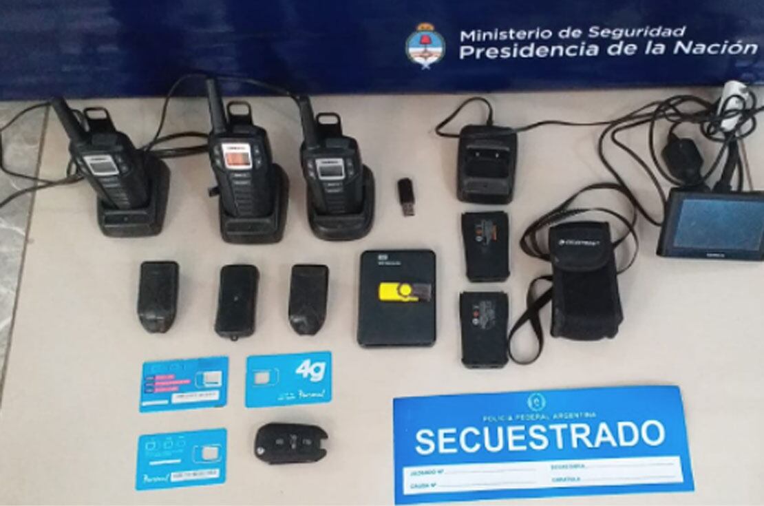 La Policía secuestró vehículos, teléfonos celulares, chips, notebooks, inhibidores y una máquina para clonar las tarjetas. (Policía)