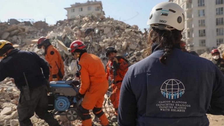 El equipo argentino de Cascos Blancos enviado a Turquía, rescató este miércoles a tres personas.