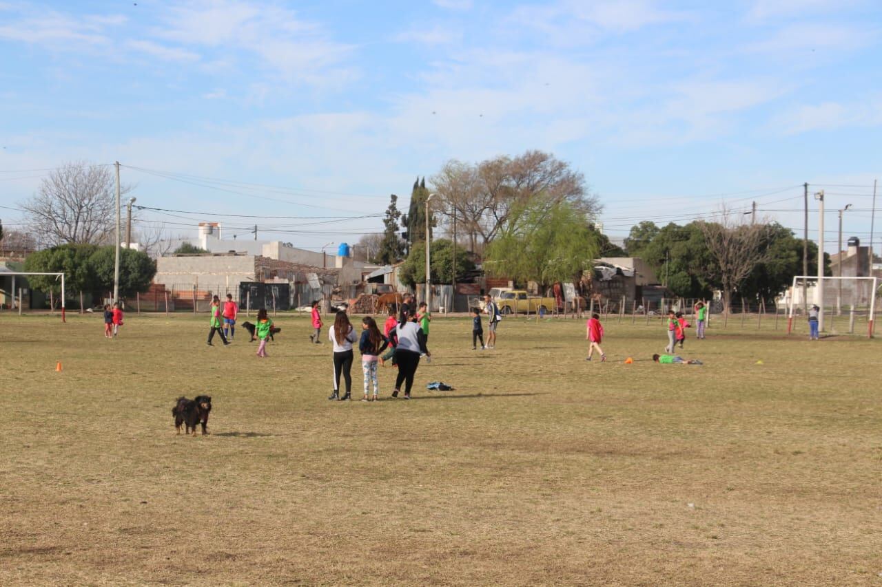 La Municipalidad entregó pintura y elementos deportivos a la Escuelita de Fútbol del Barrio Ranchos