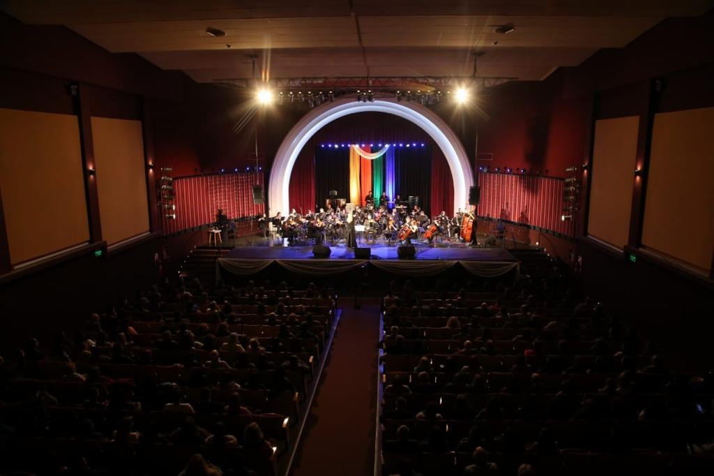 La Orquesta Filarmónica de General Alvear, dirigida por Emilce Jacobchuk, en la Vevlada de Gala por el 108° Aniversario del departamento.