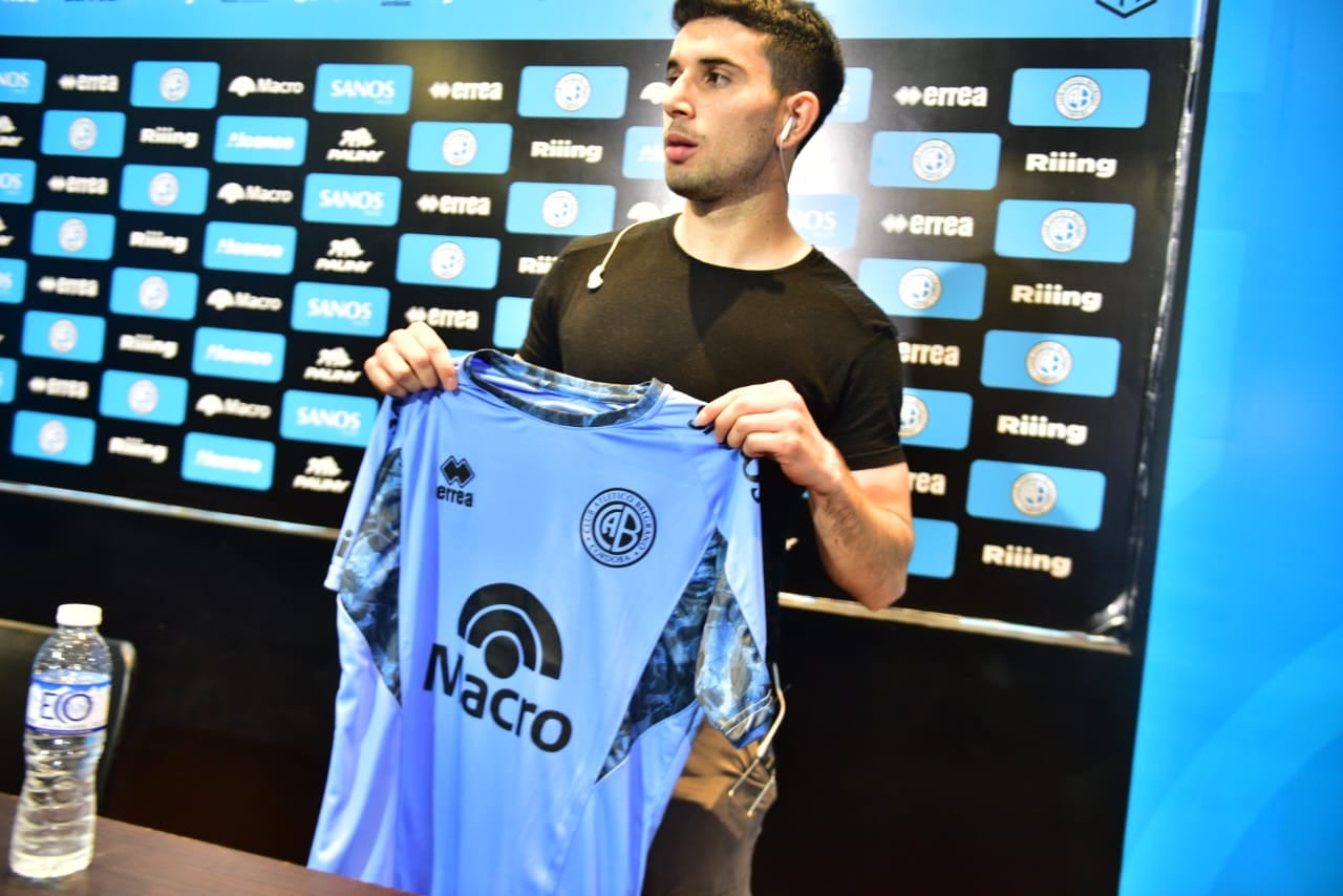 El delantero Lautaro Pastrán en su presentación como refuerzo de Belgrano. (José Gabriel Hernández / La Voz).